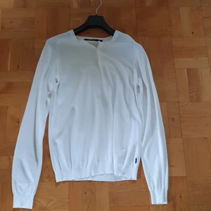 Luftig och snygg tigertröja - Passar perfekt för årstiden och till olika tillfällen. Har ett par år på nacken men hängt i garderoben flertalet år och i fint skick