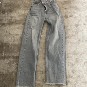 Gråa jeanse - Jättefina Jeanse med sned midja. Kommer inte till användning då dem är lite för stora på mig. Kontakta mig vid fler bilder.☺️