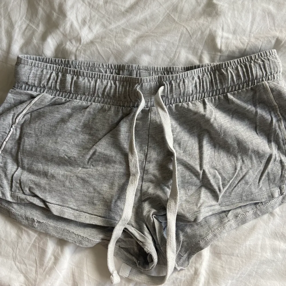 Säljer dessa söta mjukis shorts från Tally Weijl då de blivit försmå. Storleken är 40 men vill mer säga att de sitter som Xs. 🦋. Shorts.