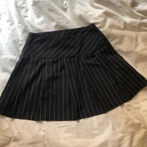Plisserad tennis kjol - Från HM. Sjukt snygg men fel storlek för mig. Går att styla jättelätt!