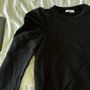 Sweatshirt  - Sweatshirt från only i storlek S men skulle säger xs/xxs. Säljer då den är för liten för mig. Mitt pris är 90 plus frakt