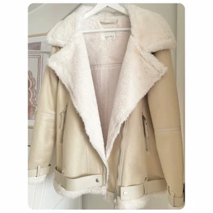 Beige pilotjacka - Storlek 42/M. Bra skick och super fin men behöver ett nytt hem. Använd några gånger.