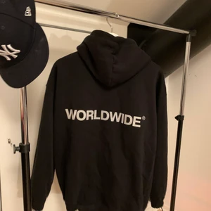 Worldwide zip hoodie  - Worldwide zip hoodie köpt för ca 450kr. Använd några gånger. Perfekt oversised i storlek S. Säljer för 250kr pga skicket är 10/10. Pris kan diskuteras.💕skulle säga 15-16y