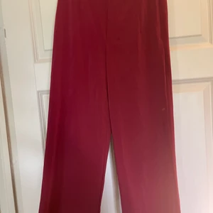 Kostym byxor - Säljer dessa kostym byxor då dem alltid varit för korta. Aldrig använda! 