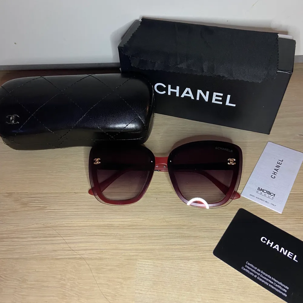 Ett par Chanel inspirerade solglasögon, allt på bilden ingår✨ Serienummer finns! Skriv för fler bilder eller frågor!. Accessoarer.