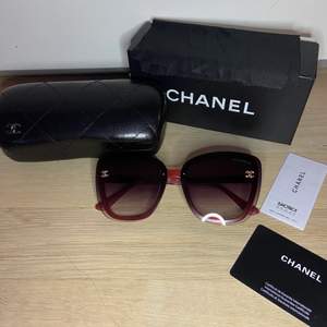 Ett par Chanel inspirerade solglasögon, allt på bilden ingår✨ Serienummer finns! Skriv för fler bilder eller frågor!