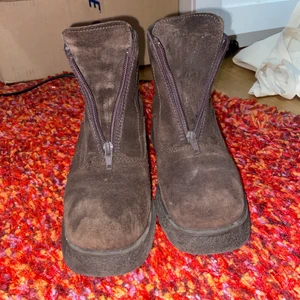 Skor - Jättefina boots, i okej skick slitna här och där men annars fina. Obs. Dragkedjan tenderar att åka ner ibland. Säljs pga att de inte kommer till användning. Frakt tillkommer ✨