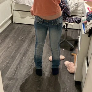 Intressekoll på mina jeans - Intressekoll på dem här supersnygga Dolce & Gabbana, Low waist Jeans!! Har använt dem ganska mycket men är i superbra skick! Storlek 28, skulle säga att dem passar för någon som är 155-160!  Säljer endast för bra pris!💓