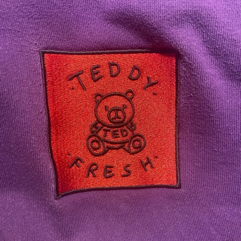 säljer min teddy fresh colorblock hoodie då den inte längre kommer till användning💔. köpt 2019 i florida, nypris: 90$. är i bra skick. frakt tillkommer. Hoodies.