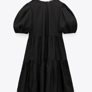 Zaraklänning - Säljer min zaraklänning i strl S, säljer då den aldrig kommer till användning💓 aldrig använd utan endast testad o sen bara hängt i garderoben💕 kom med egna prisförslag, nypris 399kr.                             Köparen står för frakt🙌🏼🌟