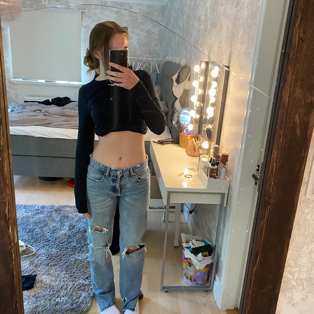 Super snygga lågmidjade jeans från Zara med hål🥰Storlek 38 men skulle säga att dom passar 36 då dom är små i storleken. . Jeans & Byxor.