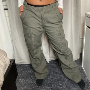 Brandit Cargobyxor - Helt oanvända byxor som bara har testat. I strl 31x32 vilket motsvarar stlk M men passar för strl S för att den är justerbar som på bilden. Spårbar frakt som köparen står för eller mötas upp.💖
