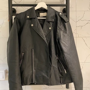 Skinnjacka  - Supersnygg oversized skinnjacka som passar till allt! 