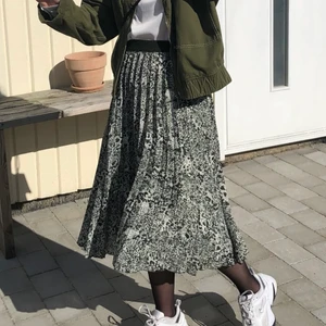 Plisserad kjol  - Grön mönstrad plisserad kjol från HM. Använd ett fåtal gånger så mycket bra skick!! 🧚🏽‍♂️💕