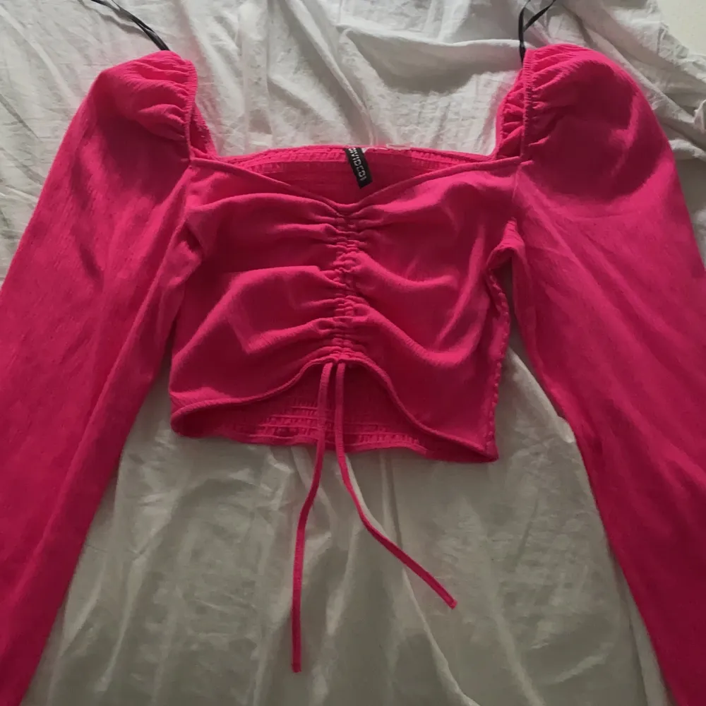 Så fin rosa tröja med snörning! Köptes på Plick men är tyvärr för stor för mig i bysten, men väldigt fin detalj med snörning . Säljer för 75 i med att jag aldrig använt den💕. Toppar.