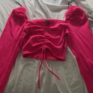 Så fin rosa tröja med snörning! Köptes på Plick men är tyvärr för stor för mig i bysten, men väldigt fin detalj med snörning . Säljer för 75 i med att jag aldrig använt den💕