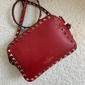 Valentino rockstud bag röd - Såå fin väska från valentino. Såklart helt ÄKTA. Du får med dustbag till. Väskan är i väldigt fint skicka och har inga större defekter. Nypris ligger på 11000kr jag säljer den för 5500kr. Kontakta mig om du är intresserad eller har några frågar💖💖