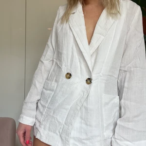 Kavaj i Linne  - Kavaj i Linne från Monki. Borde steamat den innan outfitbild (bättre på detaljbilden). Från Monki! Storlek S! 