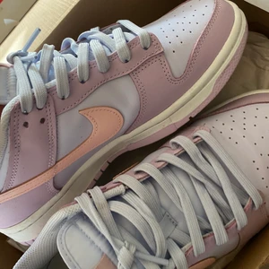 Dunks easter 2022 - Säljer dessa ganska sällsynta dunksen💕 passar med allt förgglatt med tröttna på färgen ganska snabbt hah💕💕 köptes för 1.5 säljs för 600kr kan prutas ner via snabb affär💕💕💕 mötas och fraktas går