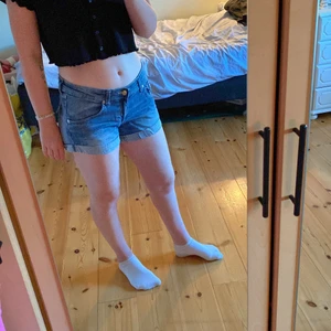 Lågmidjade jeansshorts - Ett par lågmidjade jeansshorts i storlek 38, men skulle även säga att de passar 36. Från H&M. Är villig att diskutera priset vid snabb affär/köp av flera plagg.