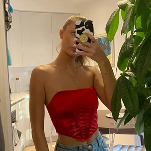 Röd Korsett i Satin - Stretchig i materialet, men sitter på plats!  Aldrig använd 🥰 