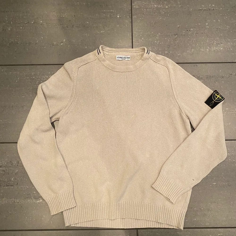 Beige vintage stone island sweatshirt som passar M. Köparen står för frakt 📦 . Tröjor & Koftor.