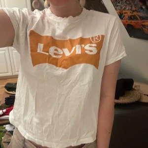 Levis t-shirt - Knappt använd tröja, lite kortare än vanliga t-shirts. Minns inte orginal priset, Priset kan såklart diskuteras! Den är XS men fungerar bra för mig som är mellan X/M