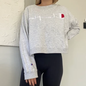 Champion sweater - En snygg oversize sweater från Champion i storlek XS, jag själv har S och den passar mig!  Kan räkna på en hand hur många gånger jag använt den så skicket är som nytt✨ Köparen står för frakten om den ska skickas