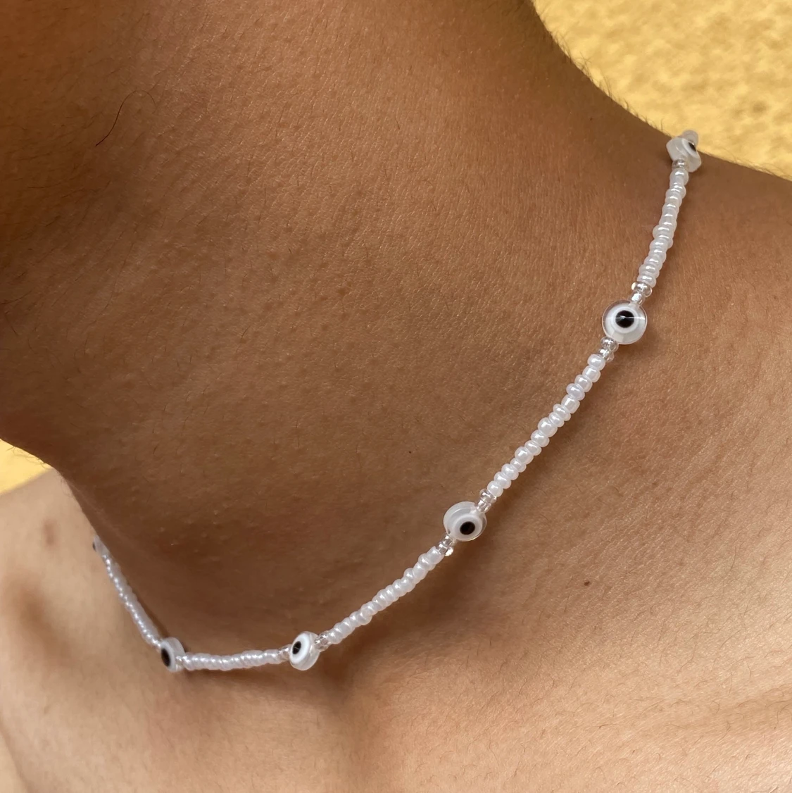 Vitt Evil eye halsband đ„„
