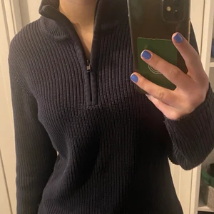 Blå tröja med dragkedja  - En marinblå stickad tröja med en kvart dragkedja. Bra skick, köpt från sellpy. Det är en herrmodell men väldigt liten.  Frakt 49kr och pris kan diskuteras. 