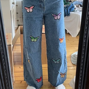 Jeans från Shein stl. XS - Aldrig blivit använda, känner helt enkelt inte att de är min stil. Passar bra i längden för mig som är 155 💗