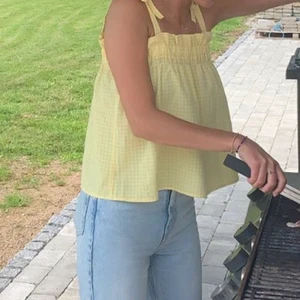 Topp - Säljer detta fina gula linnet från hm i storlek S