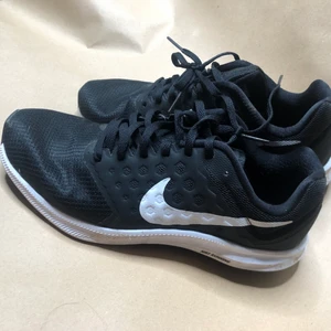 Nike skor - Nike running shoes! Strl: 39. Svarta skor med vit ribba nedtill! Väldigt lätta, skickas i packlåda 💫 köparen står för frakt 💫