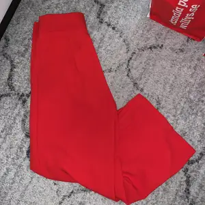 Ett par raka röda kostym byxor. Aldrig använda då dom är för långa för mig. Är storlek XS men passar nog mer som S/M. Super skönt material