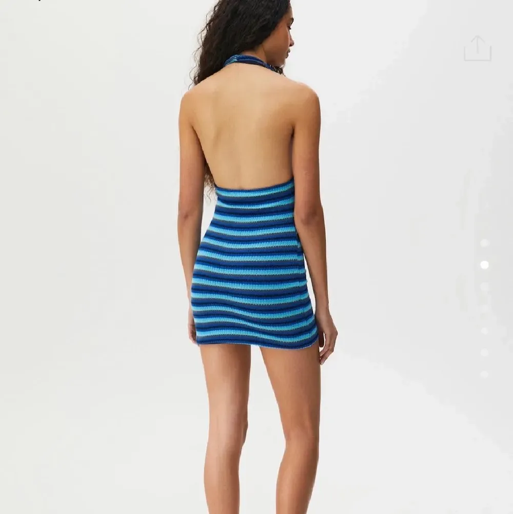 Säljer denna super snygga klänningen pga för liten💞 pris kan diskuteras vid snabbb affär❤️. Klänningar.