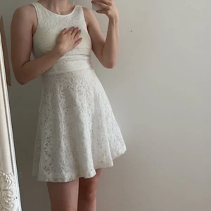 Skolavslutning/student klänning - Jätte fin klänning från Dennis maglic som bara används 1 gång. Pris går alltid att diskutera och paketpris är möjligt💕