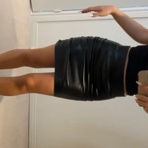 Zara Kjol - Jag säljer denna zara kjolen då den inte passar mig mer haha, provat den bara och sedan lagt undan den och nu passar den inte mig….Storlek S och säljer denna för 60 kr  Hela kjolen är gjord av ”skinn” 💞