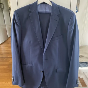 Kostym - Kostym . Använd endast en gång . Köpt på Brothers  . Storlek 50 på kavaj och 50 byxa . Modell shelby . 700 kr . Endast avhämtning .