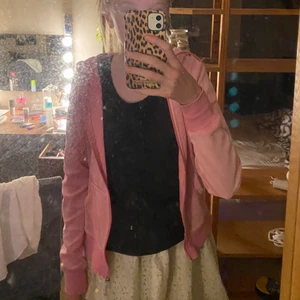 Sip tröja - Rosa sip tröja i storlek XS/S använt mycket förr men den kommer inte till användning längre, köparen står för frakten och jag står inte för postens slarv 