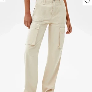 Cargo byxa - Beigea cargo byxor från Zalando, pull and beer. Säljs på grund av för lite användning ⚡️ skriv för fler bilder 