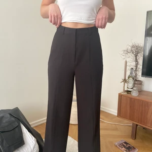 Kostymbyxor med slits - Så snygga och bekväma men tyvärr för stora på mig. Skulle passa bättre på en S/M! Vida kostymisar med slits!