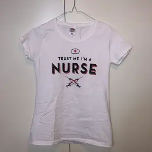 Vanlig vit t-shirt med tryck, trust me i’m a nurse. För liten för mig, fått i present. Hade haft kvar annars. Aldrig använd.