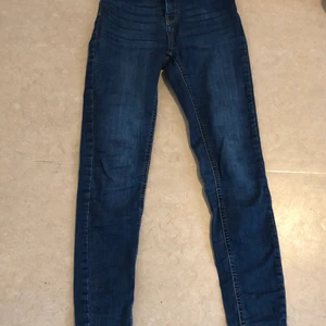 Mörkblå jeans - Mörkblå jeans, skinny high waist, i storlek 26.