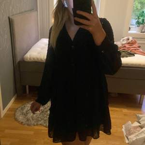 superfin svart klänning från zara, köpt för några månader sen för 359kr🥰 Storlek S. Säljer för 150kr❤️ 