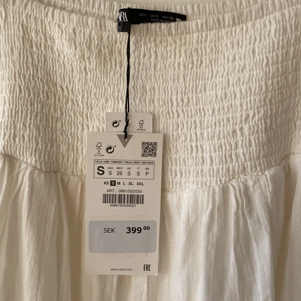 Jättefin vit klänning från Zara, köpt här på plick men säljer pga att den var för stor, prislappen kvar!. Klänningar.