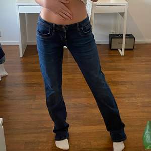 Säljer ett par super fina lågmidjade jeans.  kom privat för fler bilder!🫂