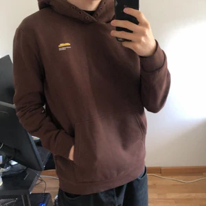 Only and Sons Hoodie Brun Storlek M - Only and Sons Hoodie Brun Storlek M, Helt oanvänd hoodie med bra passform och väldigt snygg brun färg. :)