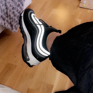 Nike Air Max 97 - Nike Air Max 97 i nytt skick! Bara testat dom :) Storlek 37! Skicka gärna ett DM för flera bilder (Khaki/Svart/Vit sula)