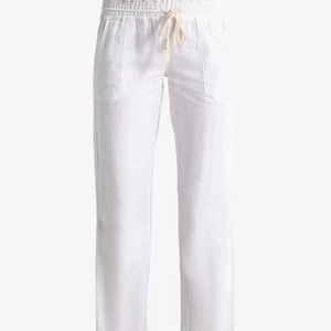 Linnebyxor - Supersnygga och trendiga linnebyxor. Fint skick och sparsamt använda. Storlek s men jag skulle säga att dom är aningen stora i storlek✨ budgivning om fler är intresserade