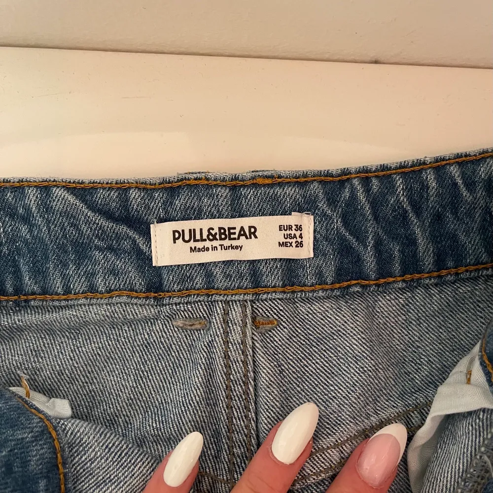 Skit snygga jeansshorts i lite längre modell, säljer för de är försmå…. Shorts.